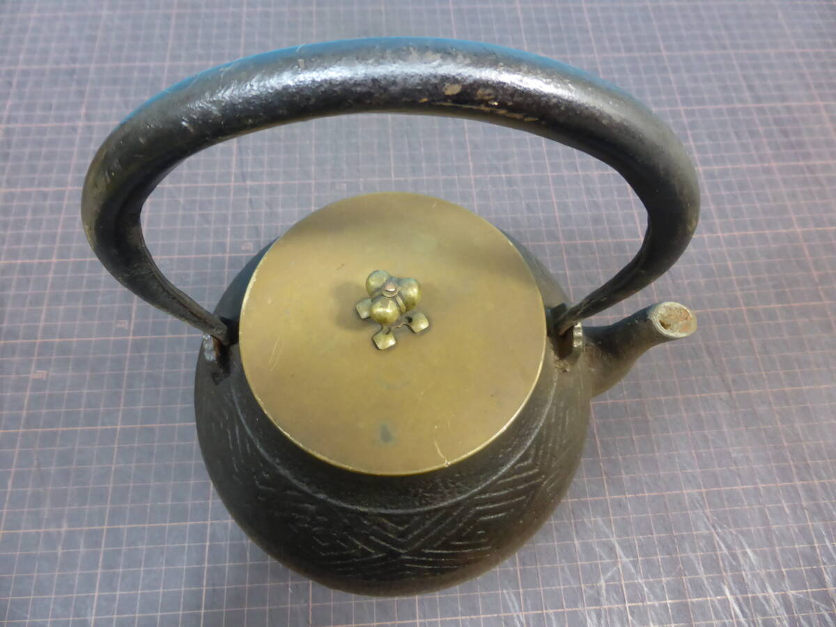 988「龍文堂造 花押在」京鉄瓶 満水1950mL 重さ2219g 水漏れ 988「龍文堂造 花押在」京鉄瓶 満水1950mL 重さ2219g 水漏れ