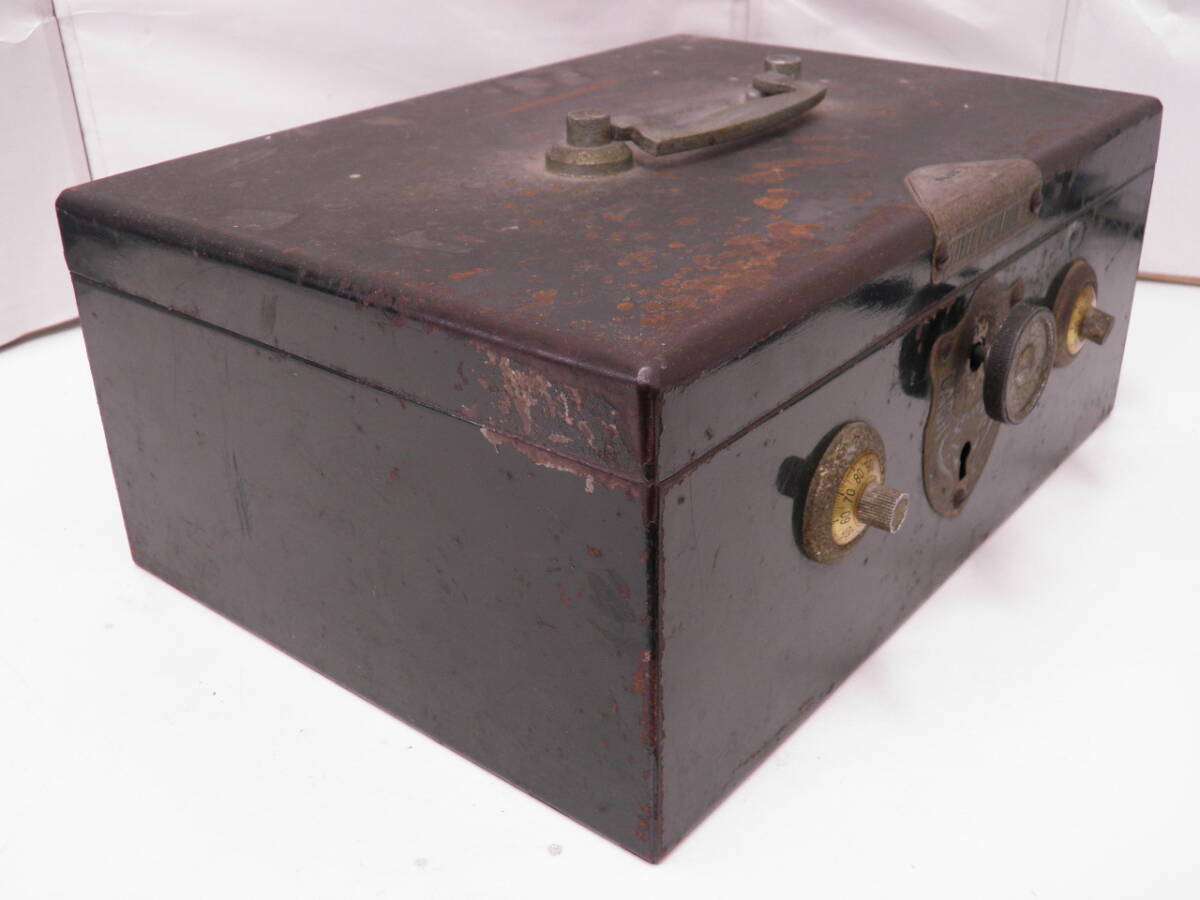 ＃38644 【中古品】 PLUS プラス 金庫 STEEL CASH BOX 23 アンティーク レトロ インテリアとしていかが？ 鍵なし ジャンク
