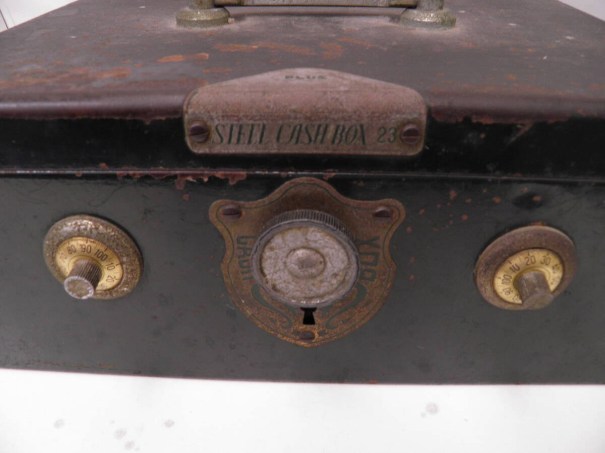 ＃38644 【中古品】 PLUS プラス 金庫 STEEL CASH BOX 23 アンティーク レトロ インテリアとしていかが？ 鍵なし ジャンク