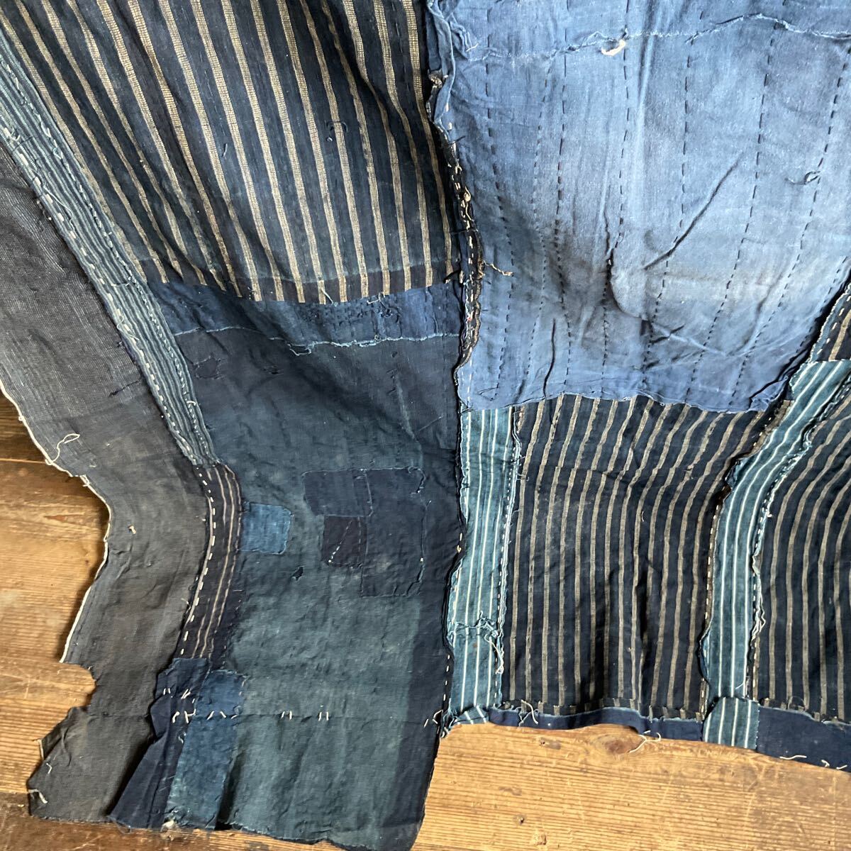 L15/古布 布団皮 藍染 超厚手 木綿 襤褸 ぼろ 丹波 継接ぎ L15/古布 布団皮 藍染 超厚手 木綿 襤褸 ぼろ 丹波 継接ぎ