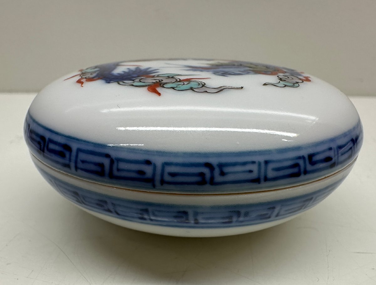 十三代酒井田柿右衛門 染錦龍画 香合 錦 菊文 香合 2点セット 箱 十三代酒井田柿右衛門 染錦龍画 香合 錦 菊文 香合 2点セット 箱