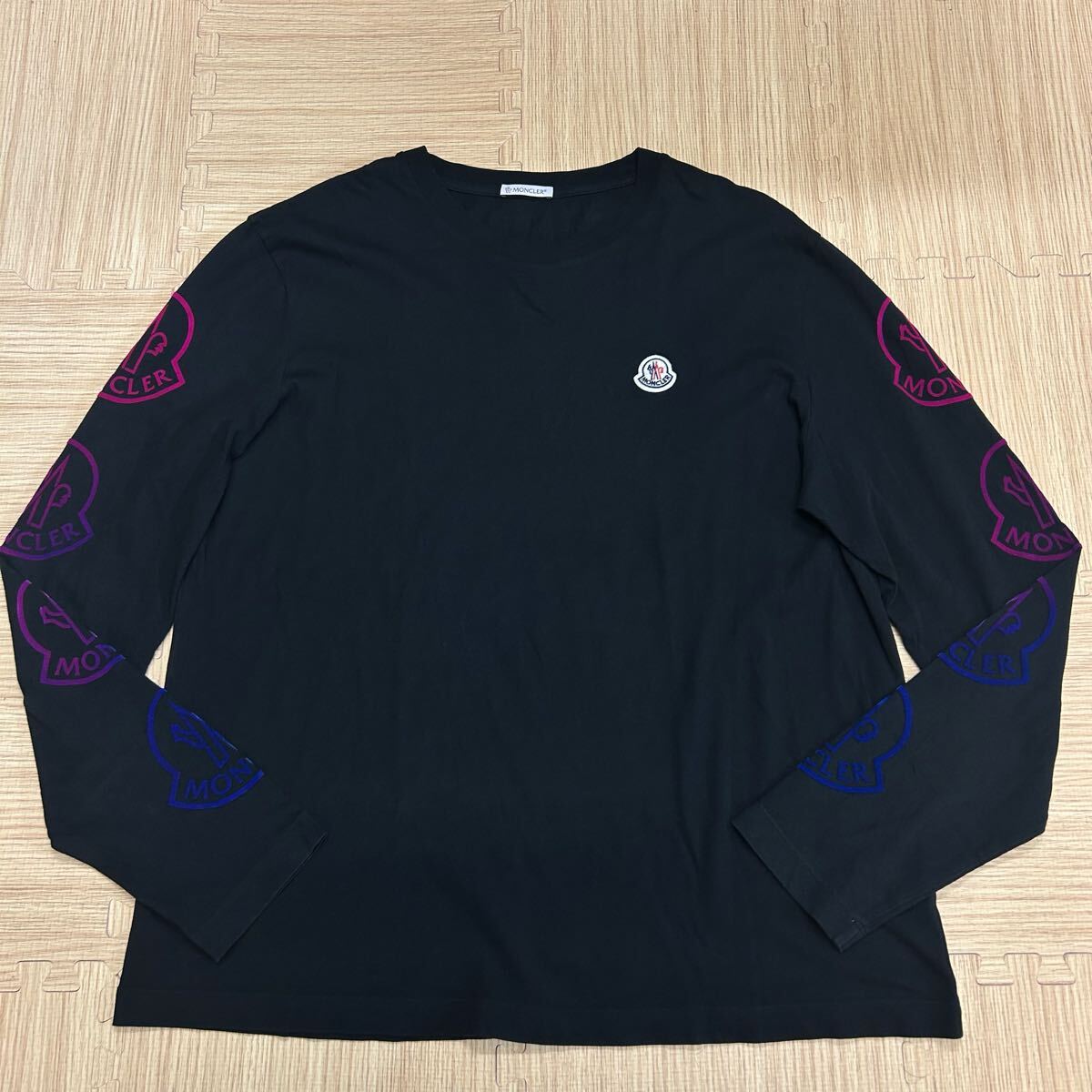 美品】 MONCLER モンクレール ロンT 長袖Tシャツグラデーション 美品】 MONCLER モンクレール ロンT 長袖Tシャツグラデーション