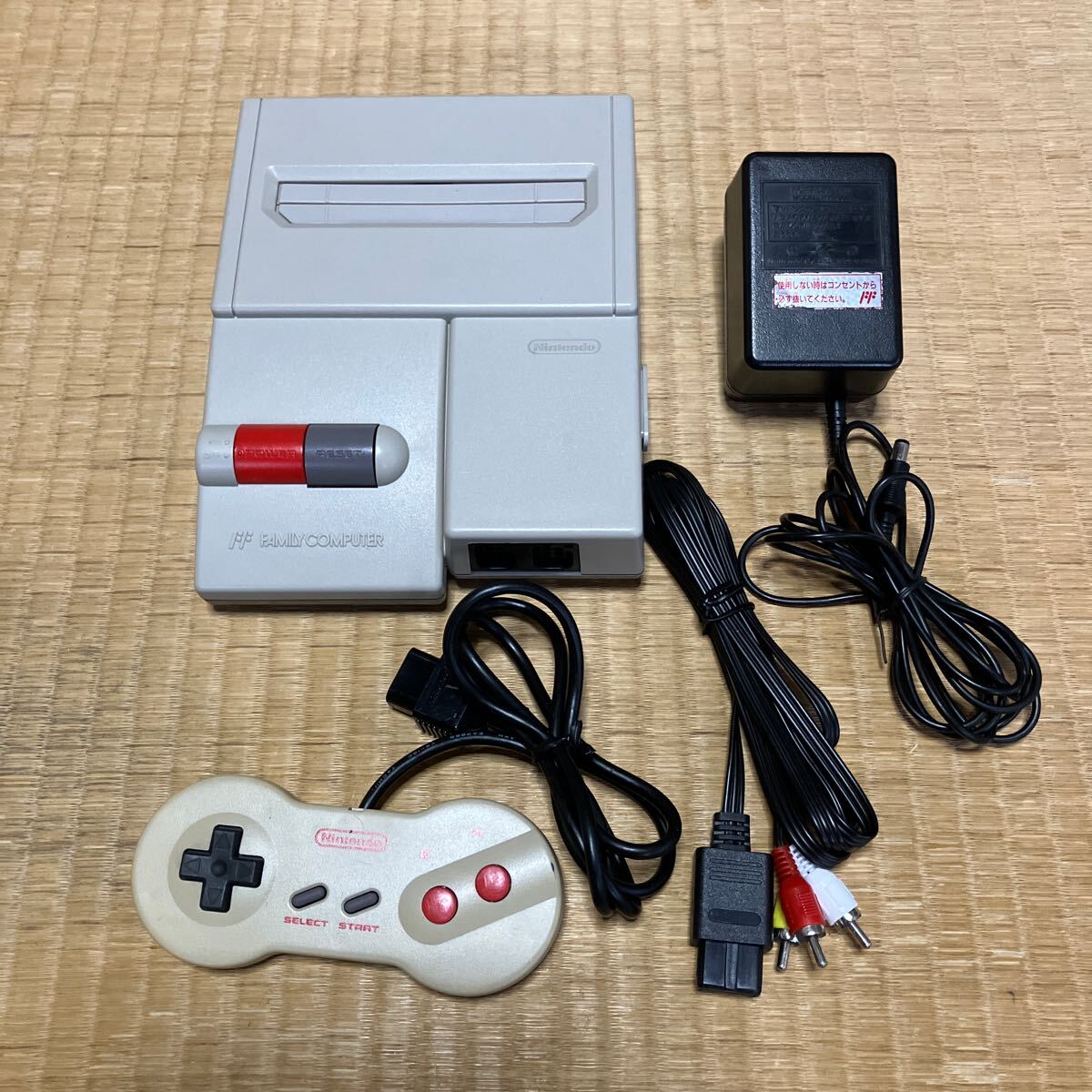 Nintendo ファミリーコンピューター HVC-101 本体 Nintendo ファミリーコンピューター HVC-101 本体