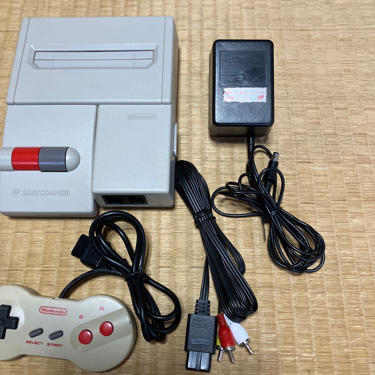 Nintendo ファミリーコンピューター HVC-101 本体 Nintendo ファミリーコンピューター HVC-101 本体