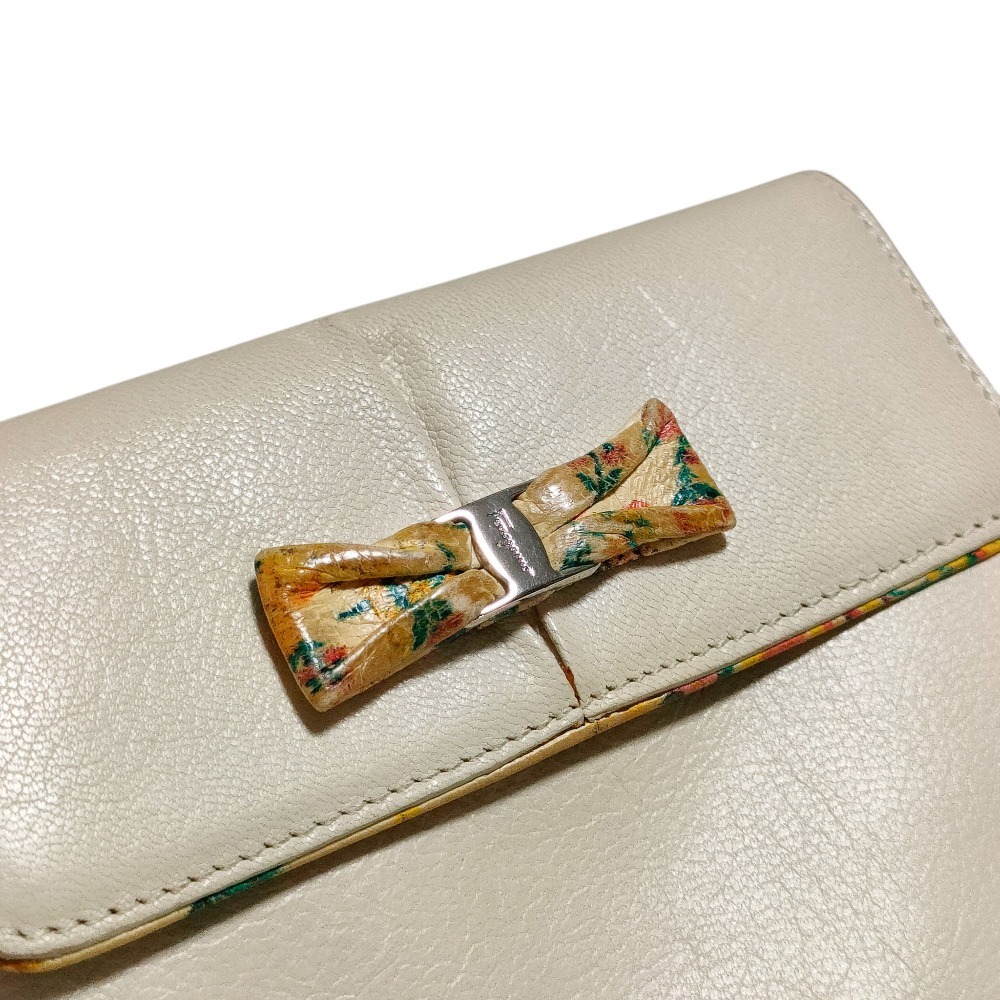  хорошая вещь Salvatore Ferragamo Salvatore Ferragamo кожа vala лента цветочный принт двойной бумажник compact бумажник бежевый 