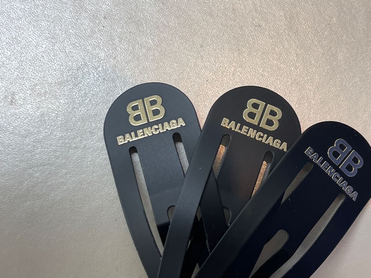 BALENCIAGA バレンシアガ ブラック ゴールド印字 ヘアクリップ 3 BALENCIAGA バレンシアガ ブラック ゴールド印字 ヘアクリップ 3