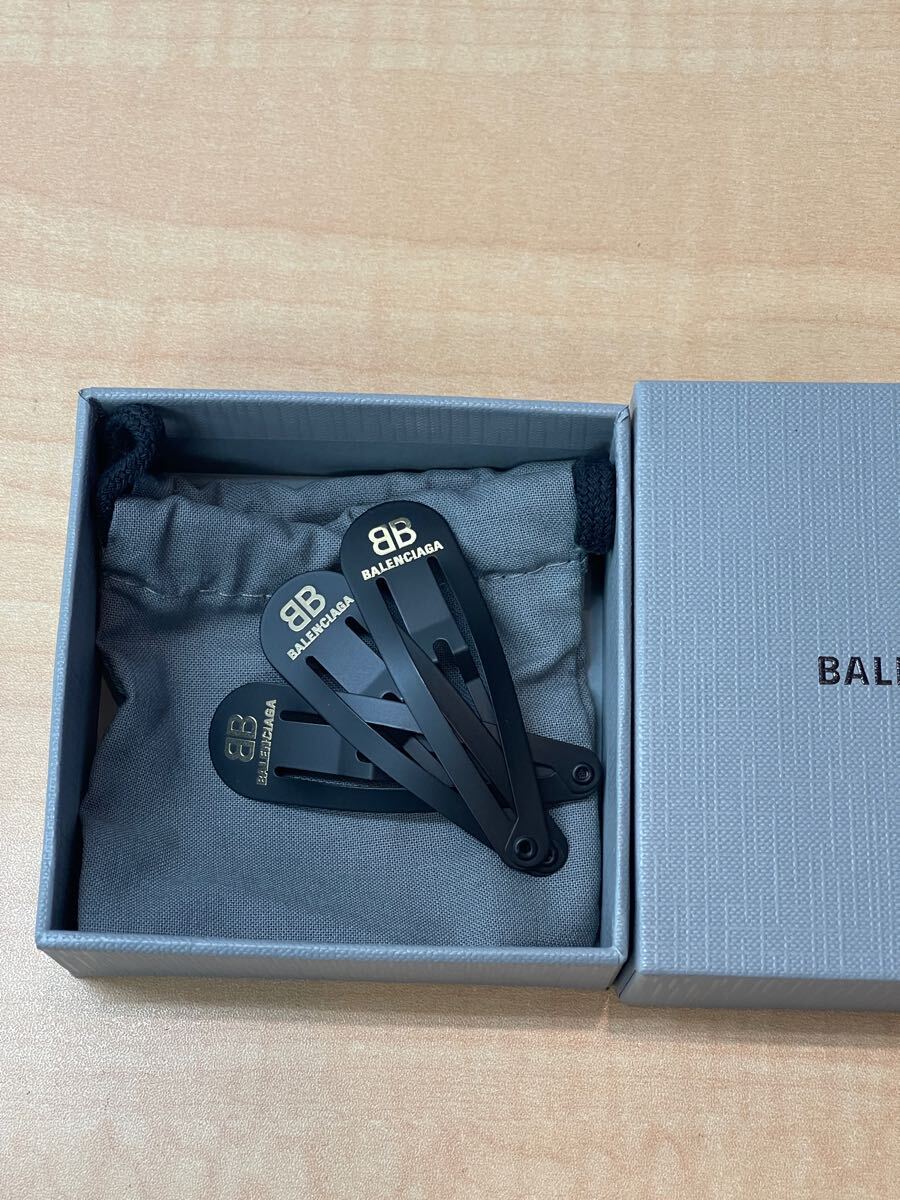 BALENCIAGA バレンシアガ ブラック ゴールド印字 ヘアクリップ 3 BALENCIAGA バレンシアガ ブラック ゴールド印字 ヘアクリップ 3