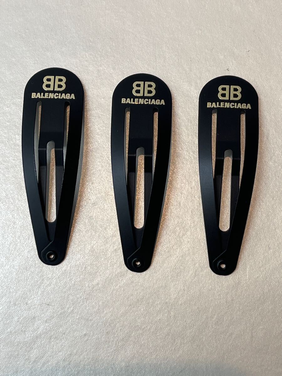 BALENCIAGA バレンシアガ ブラック ゴールド印字 ヘアクリップ 3 BALENCIAGA バレンシアガ ブラック ゴールド印字 ヘアクリップ 3