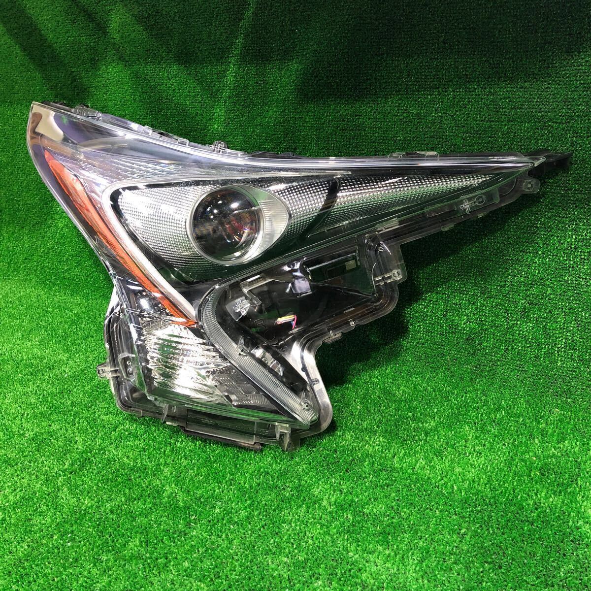 50プリウス前期（ZVW50)右ヘッドライト本体 即決 C1 プリウス ZVW50 前期 / LED トヨタ 純正 右 ヘッド