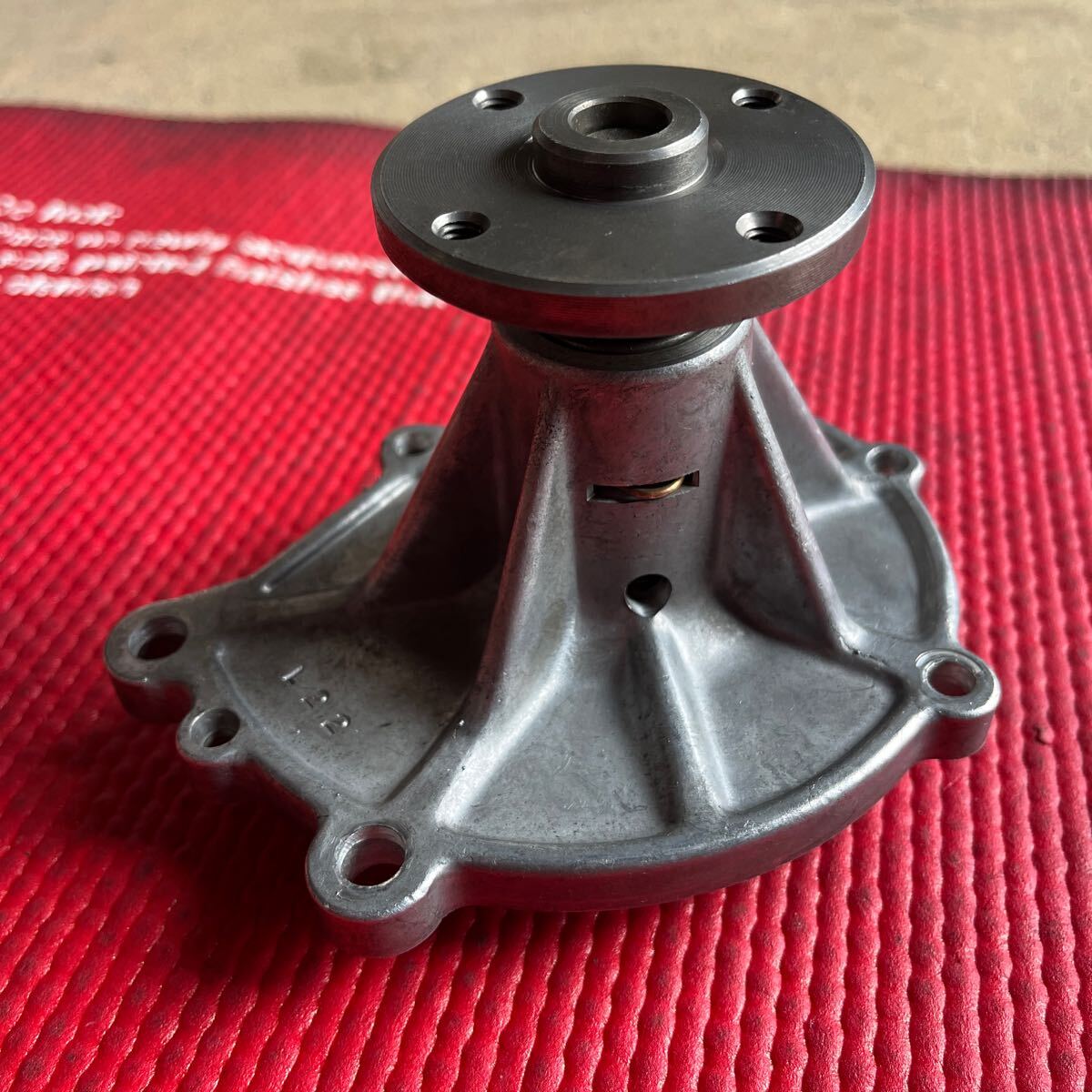 日産純正部品 L型エンジン用 ウォーターポンプ 中古美品 日産純正部品 L型エンジン用 ウォーターポンプ 中古美品