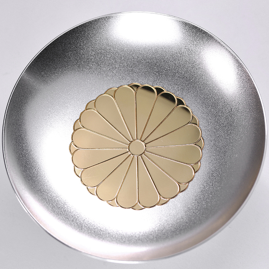 純銀 銀盃 日本造幣局 十六葉八重表菊御紋鍍金被 94.5g 1960年 純銀 銀盃 日本造幣局 十六葉八重表菊御紋鍍金被 94.5g 1960年