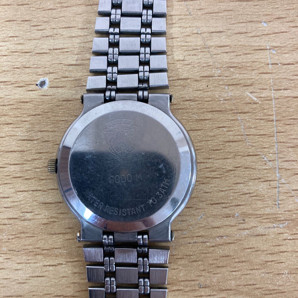 GUCCI グッチ 9000M グレー文字盤 デイト表示 メンズ 電池 GUCCI グッチ 9000M グレー文字盤 デイト表示 メンズ 電池