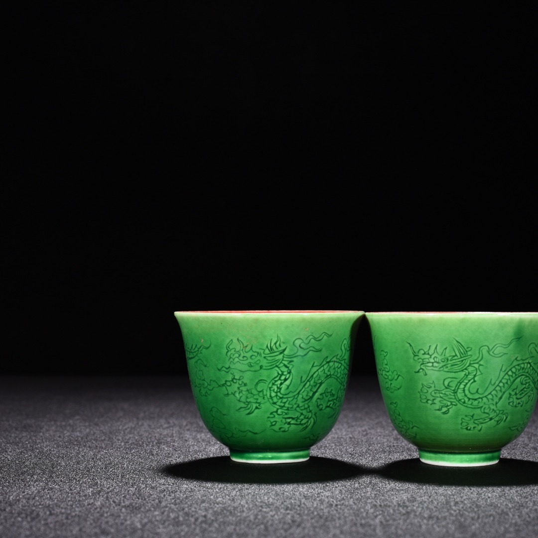 TA107■中国古玩 唐物 大明成化年制款 緑釉刻龍紋内紅釉杯一対 時代物 極上品■_画像2
