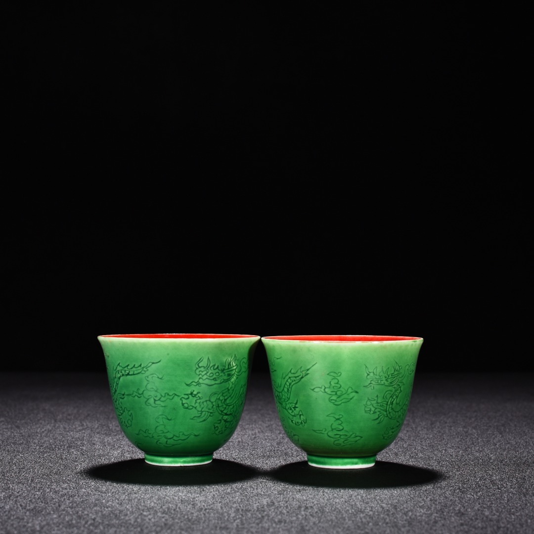 TA107■中国古玩 唐物 大明成化年制款 緑釉刻龍紋内紅釉杯一対 時代物 極上品■_画像4
