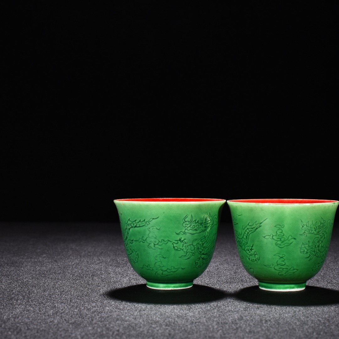 TA107■中国古玩 唐物 大明成化年制款 緑釉刻龍紋内紅釉杯一対 時代物 極上品■_画像5