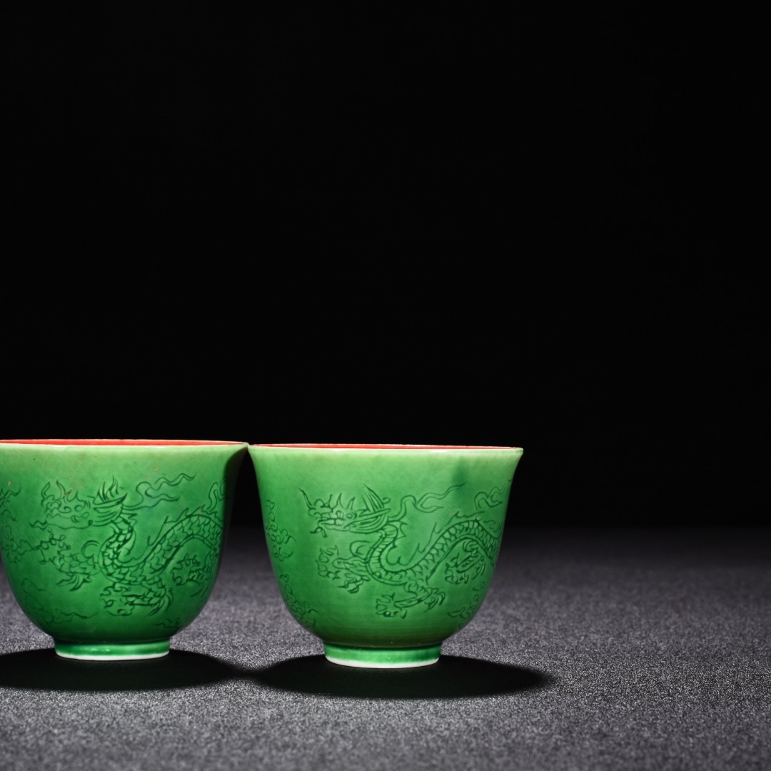 TA107■中国古玩 唐物 大明成化年制款 緑釉刻龍紋内紅釉杯一対 時代物 極上品■_画像3