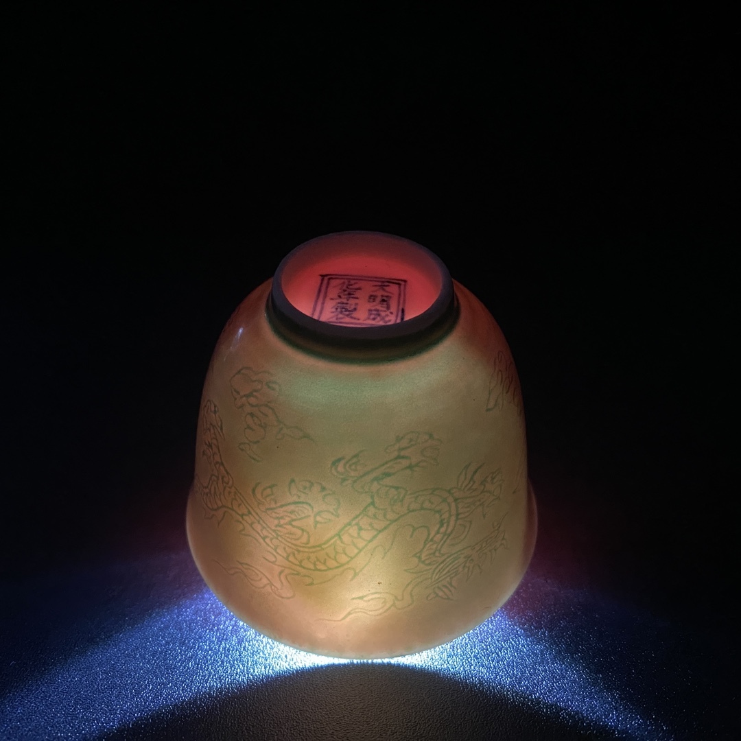 TA107■中国古玩 唐物 大明成化年制款 緑釉刻龍紋内紅釉杯一対 時代物 極上品■_画像10