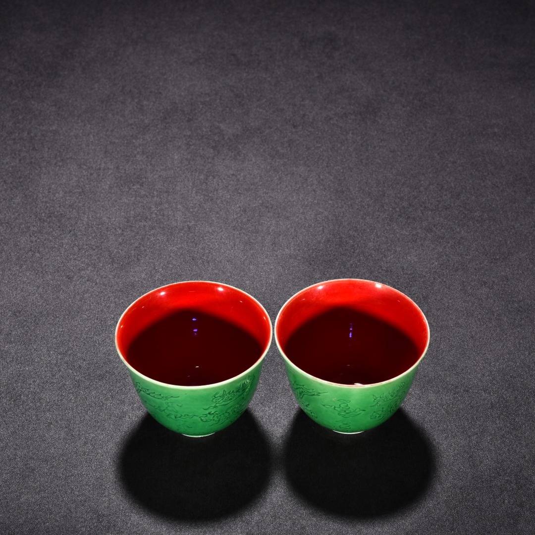 TA107■中国古玩 唐物 大明成化年制款 緑釉刻龍紋内紅釉杯一対 時代物 極上品■_画像7