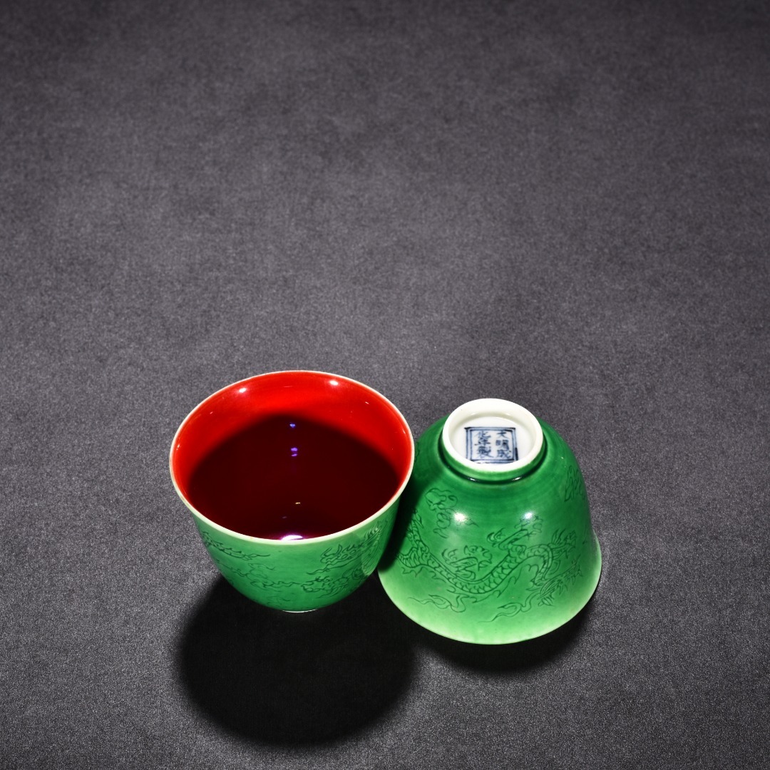 TA107■中国古玩 唐物 大明成化年制款 緑釉刻龍紋内紅釉杯一対 時代物 極上品■_画像8