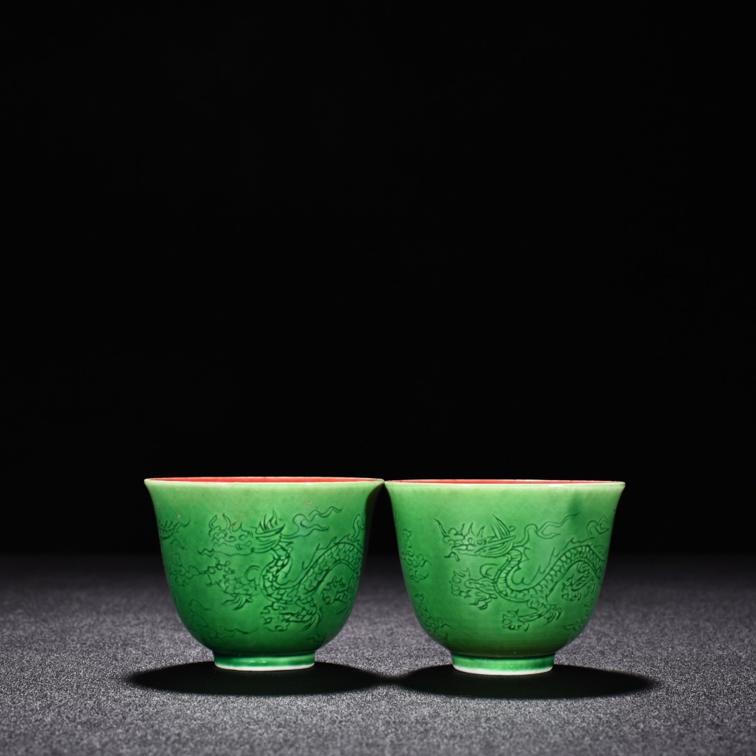 TA107■中国古玩 唐物 大明成化年制款 緑釉刻龍紋内紅釉杯一対 時代物 極上品■_画像9