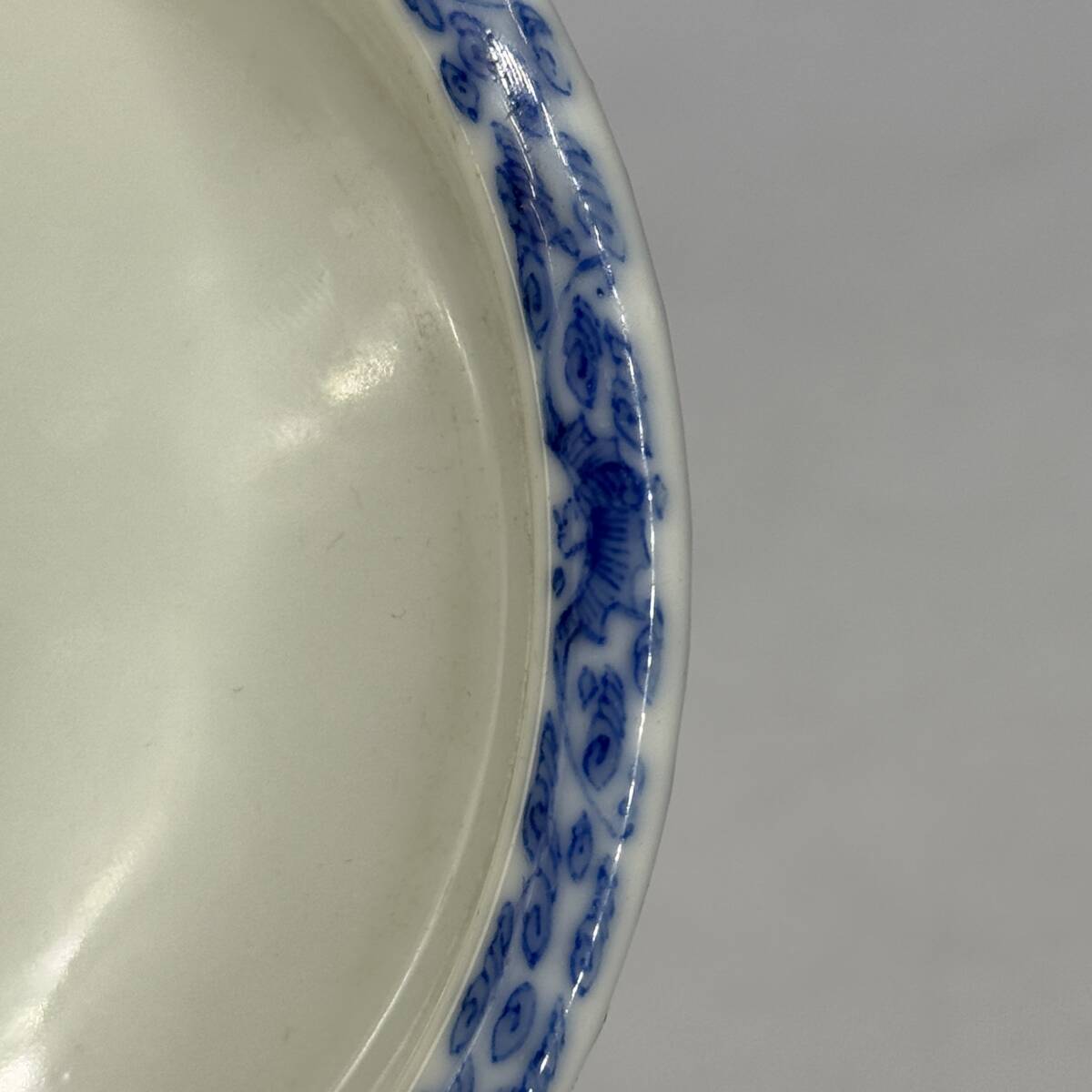 時代物 旧家整理品 清朝期 古染付雲蝠文四足小盤 在銘有り 無傷 時代物 旧家整理品 清朝期 古染付雲蝠文四足小盤 在銘有り 無傷