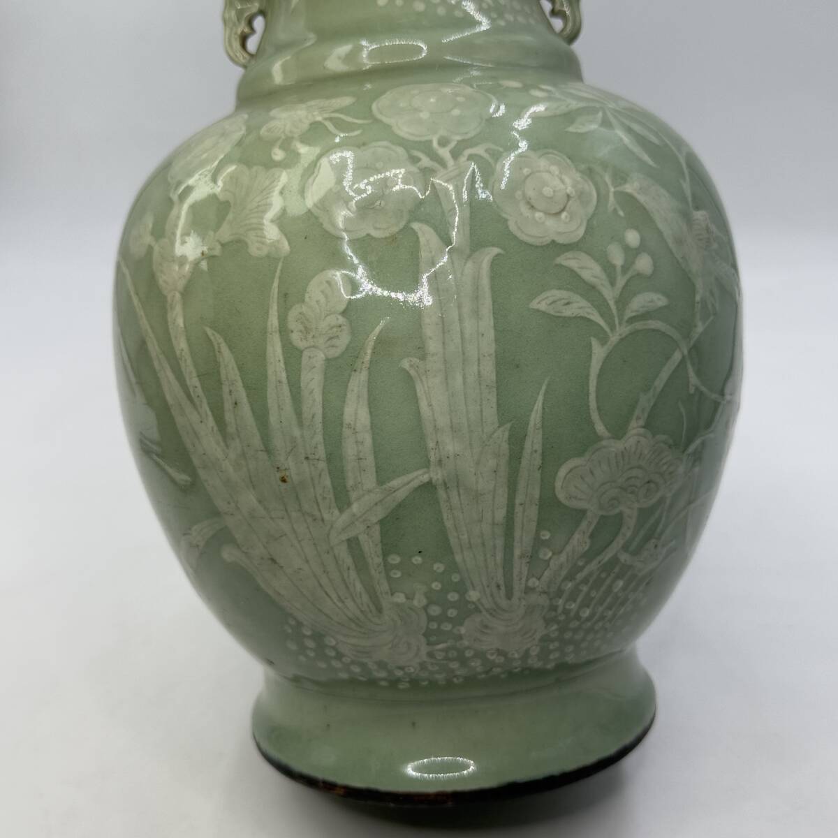 時代物 旧家整理品 清朝期 青磁花卉文耳付花瓶 在銘有り ニュウ 時代物 旧家整理品 清朝期 青磁花卉文耳付花瓶 在銘有り ニュウ