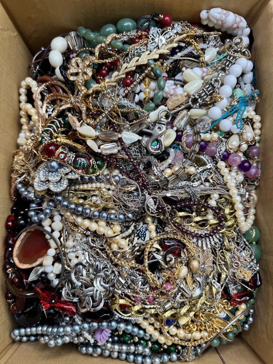 M イミテーション アクセサリー 大量 まとめ 8.3kg ブローチ