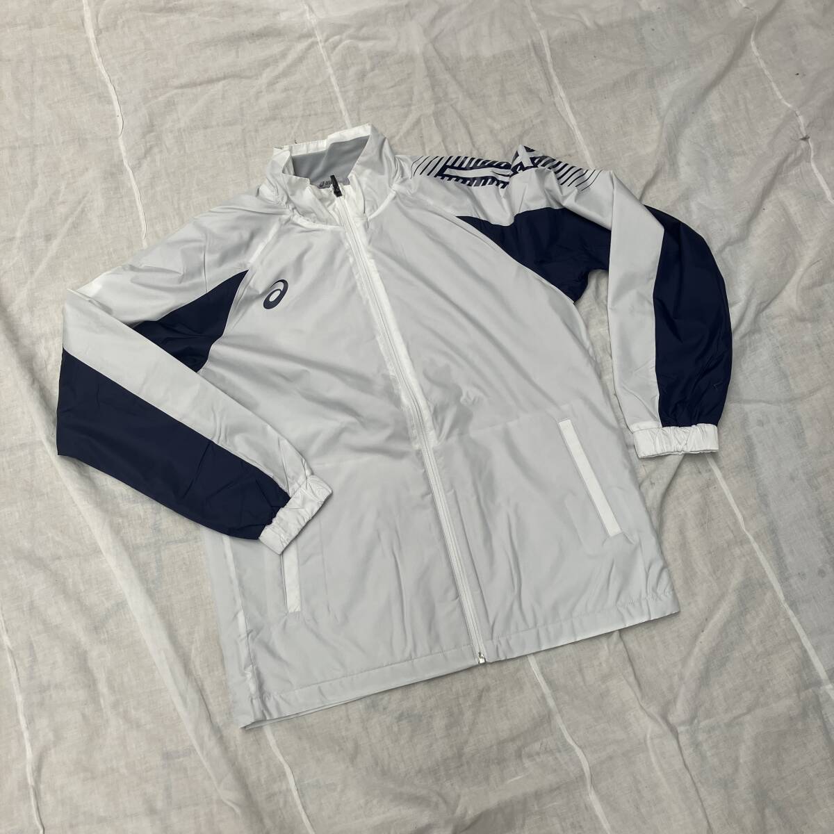 新品未使用品 ★asics アシックス★ Mサイズ 『里トリコット ウィンドブレーカー シャツ』白/紺 ジャケット 防風(fēng)?防寒 2031D535(100)