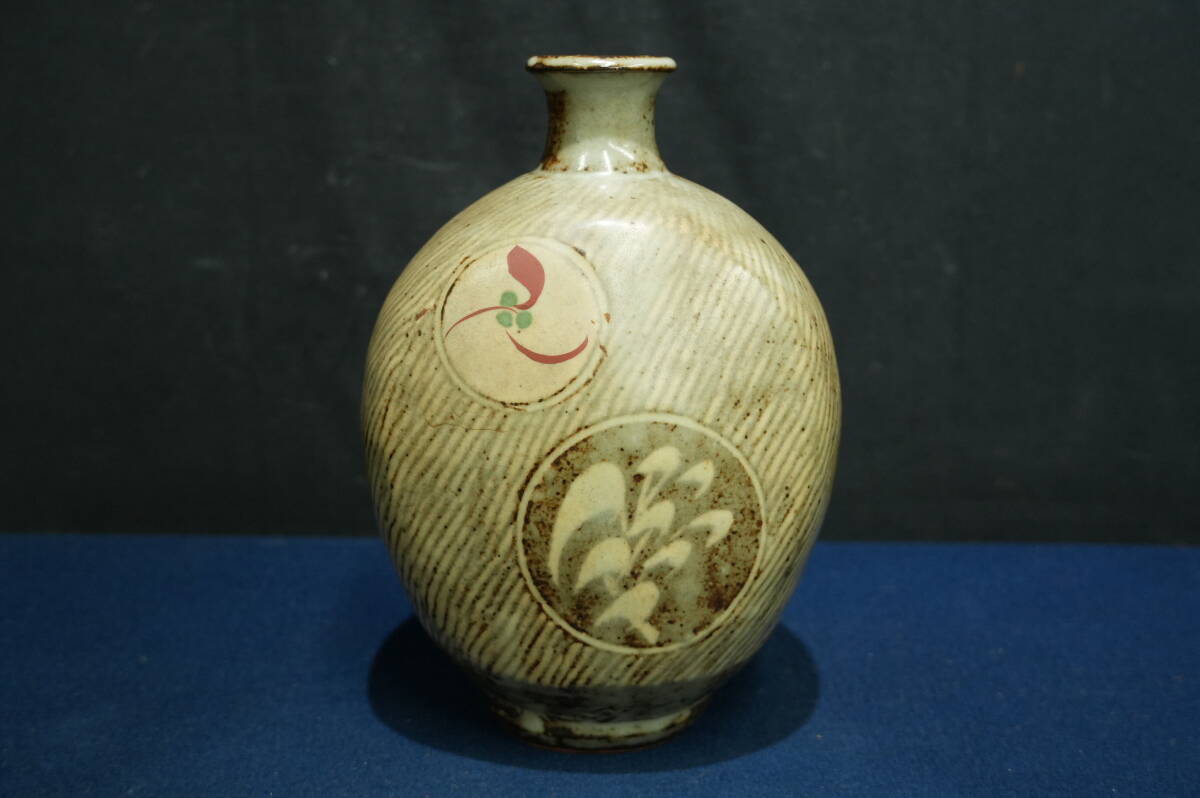 T791 益子焼 人間国宝 島岡達三 象嵌赤繪草花文扁壷 共箱 T791 益子焼 人間国宝 島岡達三 象嵌赤繪草花文扁壷 共箱