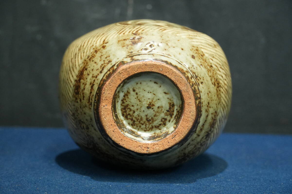 T791 益子焼 人間国宝 島岡達三 象嵌赤繪草花文扁壷 共箱 T791 益子焼 人間国宝 島岡達三 象嵌赤繪草花文扁壷 共箱