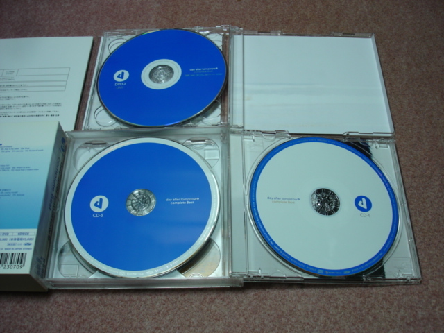下:全52曲収録4CD/上:MV+LIVE他収録の2DVD