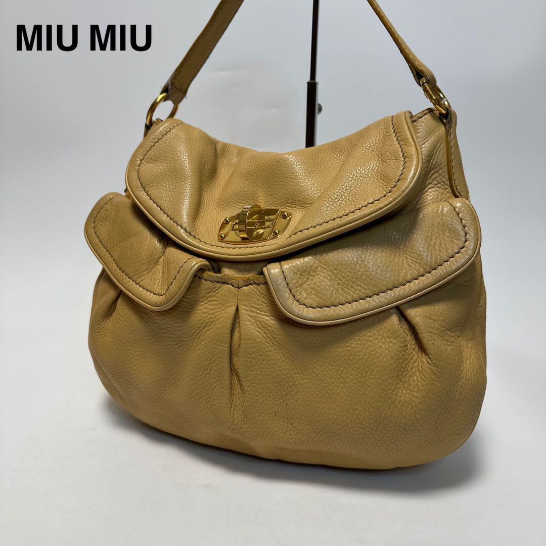 o28ミュウミュウ miumiu 革 レザー ベージュ ターンロック ロゴ o28ミュウミュウ miumiu 革 レザー ベージュ ターンロック ロゴ