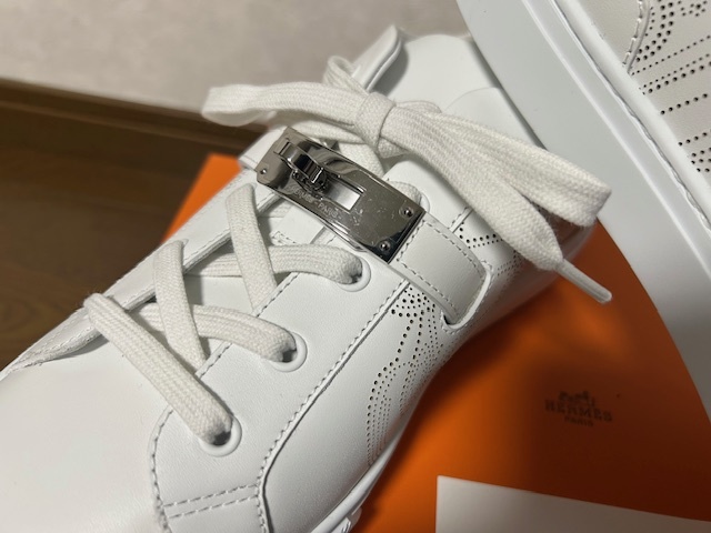 ★正規(guī)品 未使用 43（約27.5～28cm） Hermes エルメス デイ レザースニーカー ヴォー?ペルフォレ ケリー金具 ホワイト 白 全付屬品