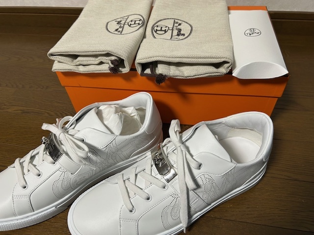★正規(guī)品 未使用 43（約27.5～28cm） Hermes エルメス デイ レザースニーカー ヴォー?ペルフォレ ケリー金具 ホワイト 白 全付屬品