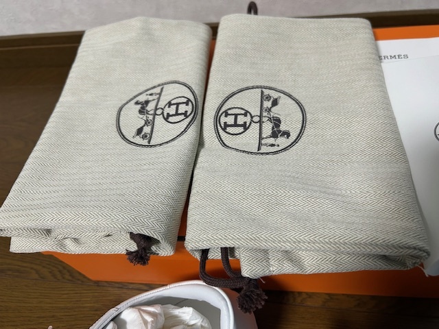 ★正規(guī)品 未使用 43（約27.5～28cm） Hermes エルメス デイ レザースニーカー ヴォー?ペルフォレ ケリー金具 ホワイト 白 全付屬品
