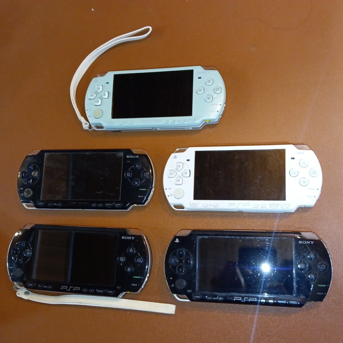 SONY PSP-2000 3つ、 PSP-1000 2つ 合計5個 まとめ売り ジャンク SONY PSP-2000 3つ、 PSP-1000 2つ 合計5個 まとめ売り ジャンク
