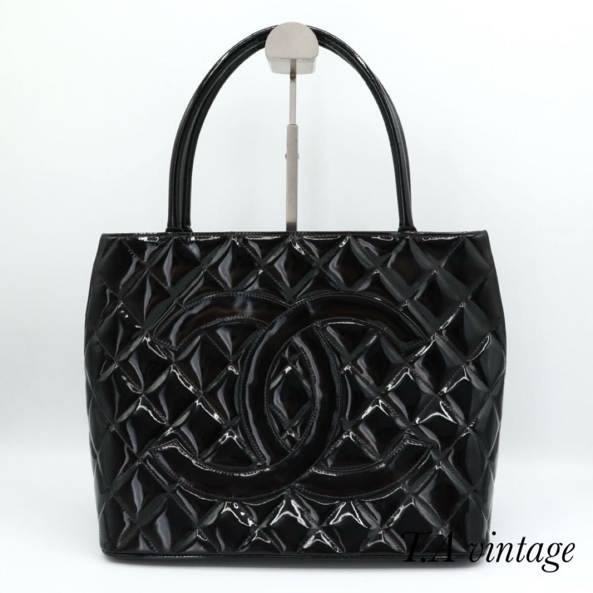 CHANEL 美品 シャネル エナメル 復刻トートバッグ ブラック CHANEL 美品 シャネル エナメル 復刻トートバッグ ブラック