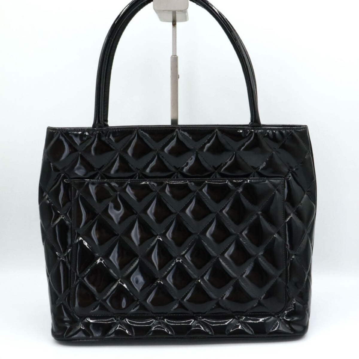 CHANEL 美品 シャネル エナメル 復刻トートバッグ ブラック CHANEL 美品 シャネル エナメル 復刻トートバッグ ブラック