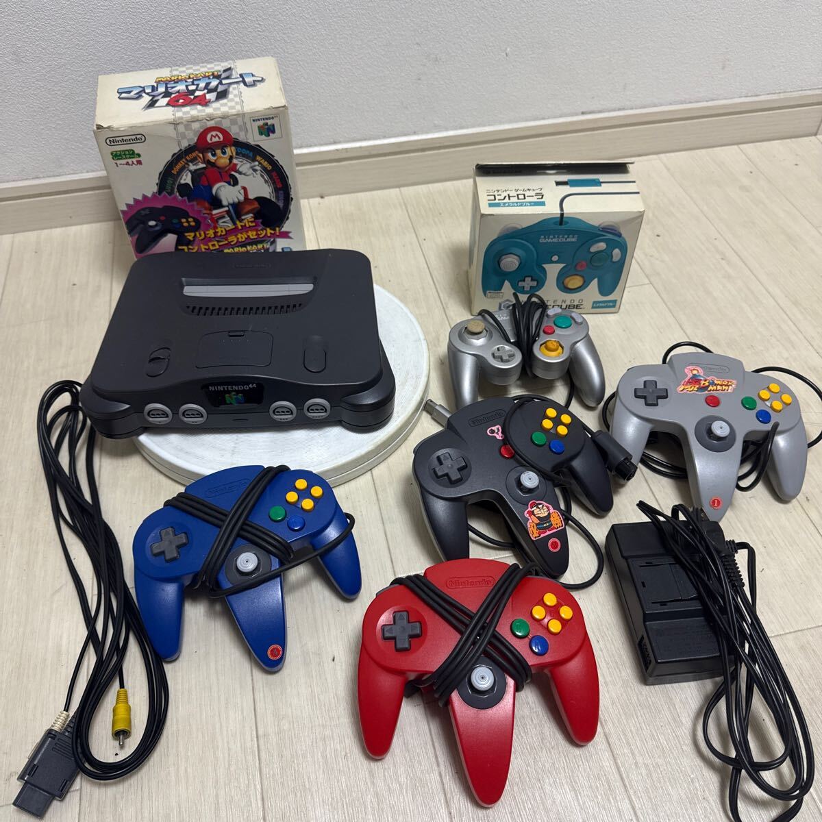 任天堂 ニンテンドー64 NUS-001 コントローラー6個 ゲーム機本体 任天堂 ニンテンドー64 NUS-001 コントローラー6個 ゲーム機本体