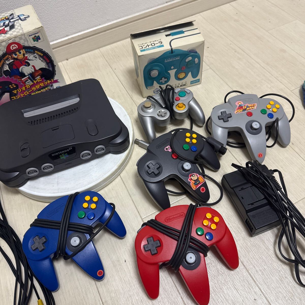 任天堂 ニンテンドー64 NUS-001 コントローラー6個 ゲーム機本体 任天堂 ニンテンドー64 NUS-001 コントローラー6個 ゲーム機本体