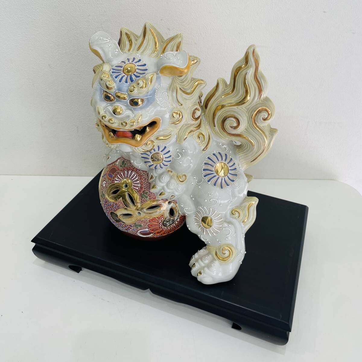 D033 九谷焼 玉乗り獅子 台座 狛犬 唐獅子 置物 白 縁起物 魔 D033 九谷焼 玉乗り獅子 台座 狛犬 唐獅子 置物 白 縁起物 魔
