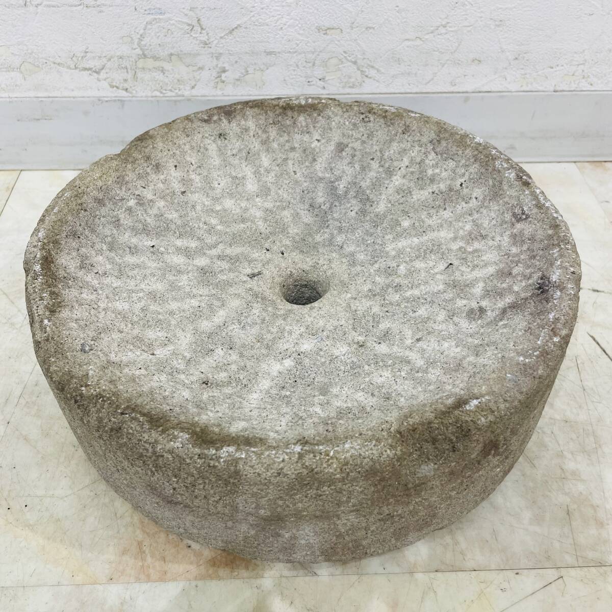 NC1069 白臼 石臼 石うす 挽き臼 ひき臼 横28㎝ 高さ9cm 古道具 NC1069 白臼 石臼 石うす 挽き臼 ひき臼 横28㎝ 高さ9cm 古道具