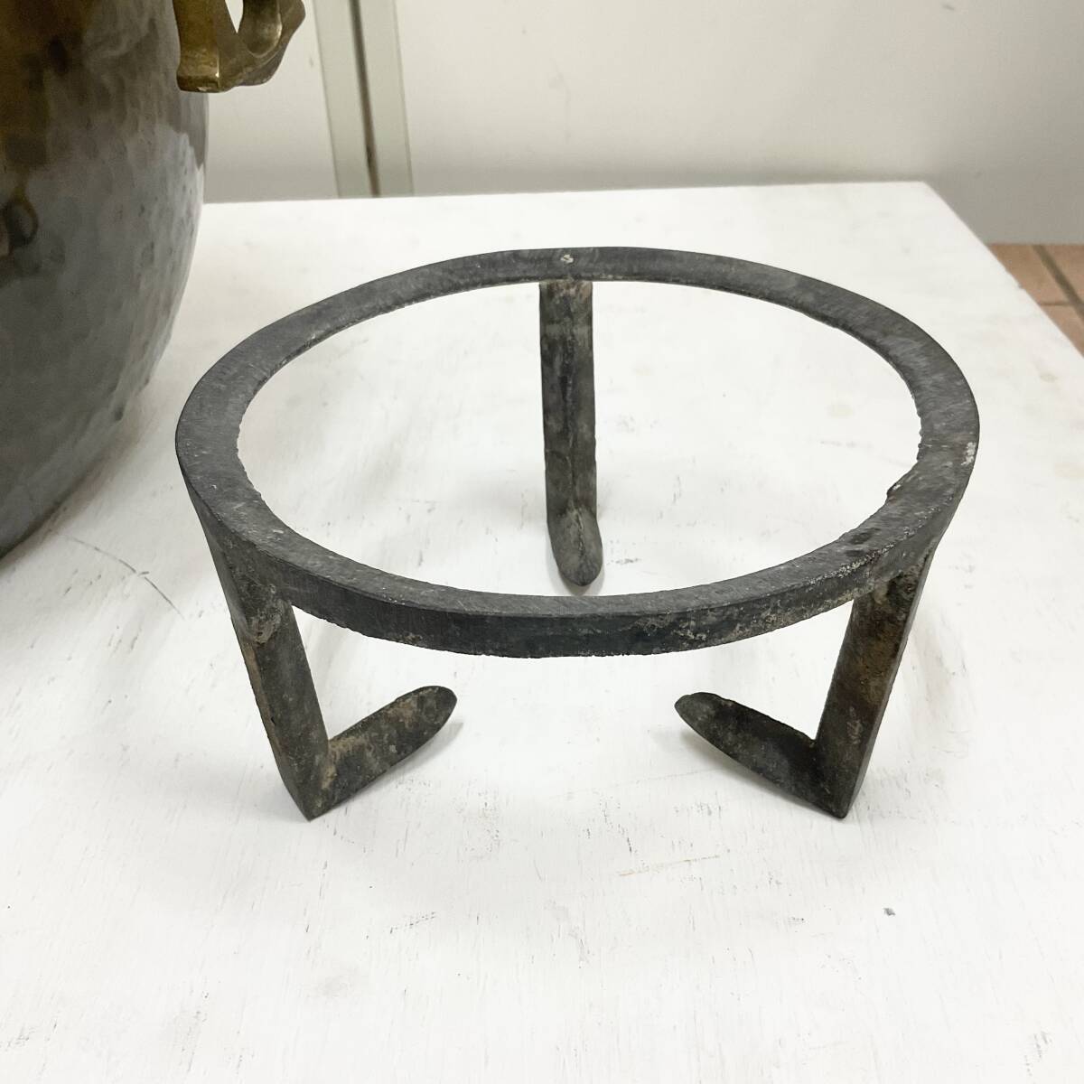 火鉢 五徳付 大型 葉柄 直径約39cm 高さ約30.5cm 約10.5kg 真鍮 火鉢 五徳付 大型 葉柄 直径約39cm 高さ約30.5cm 約10.5kg 真鍮