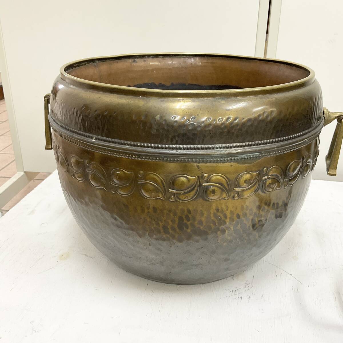 火鉢 五徳付 大型 葉柄 直径約39cm 高さ約30.5cm 約10.5kg 真鍮 火鉢 五徳付 大型 葉柄 直径約39cm 高さ約30.5cm 約10.5kg 真鍮