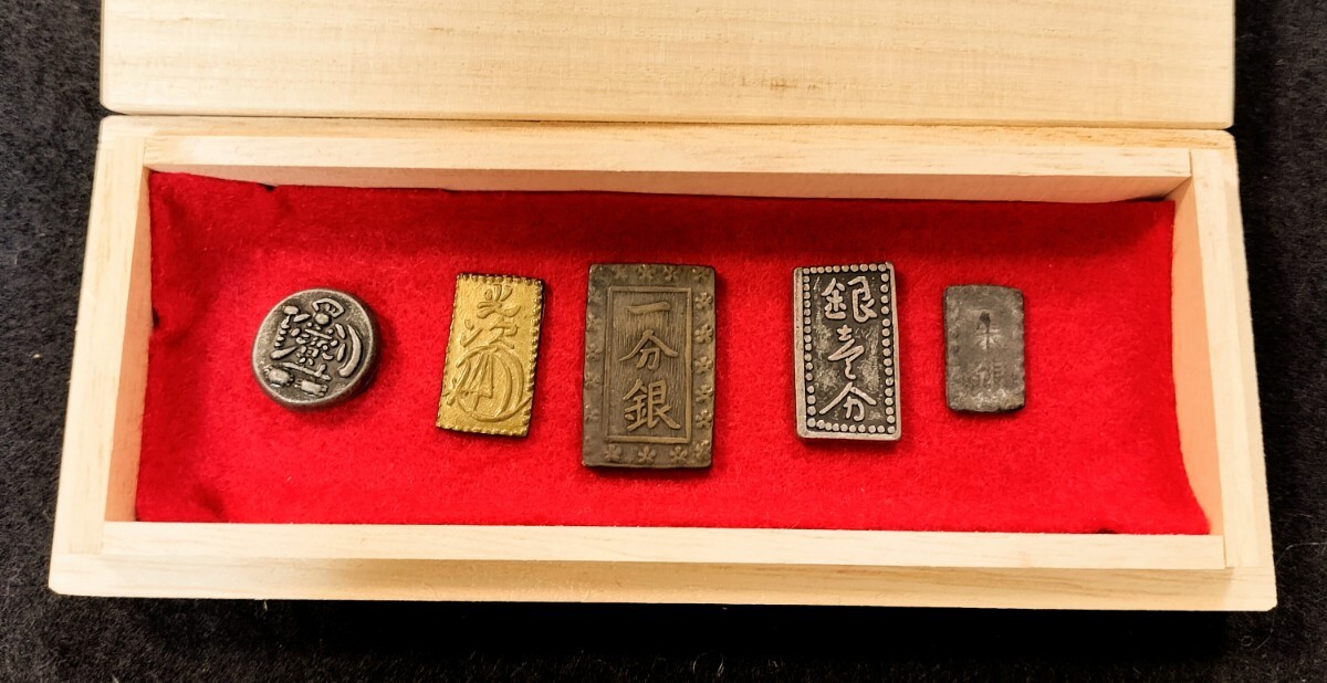 明治二分金 天保豆板銀 一分銀 等まとめて 5種セット 桐箱入 明治二分金 天保豆板銀 一分銀 等まとめて 5種セット 桐箱入