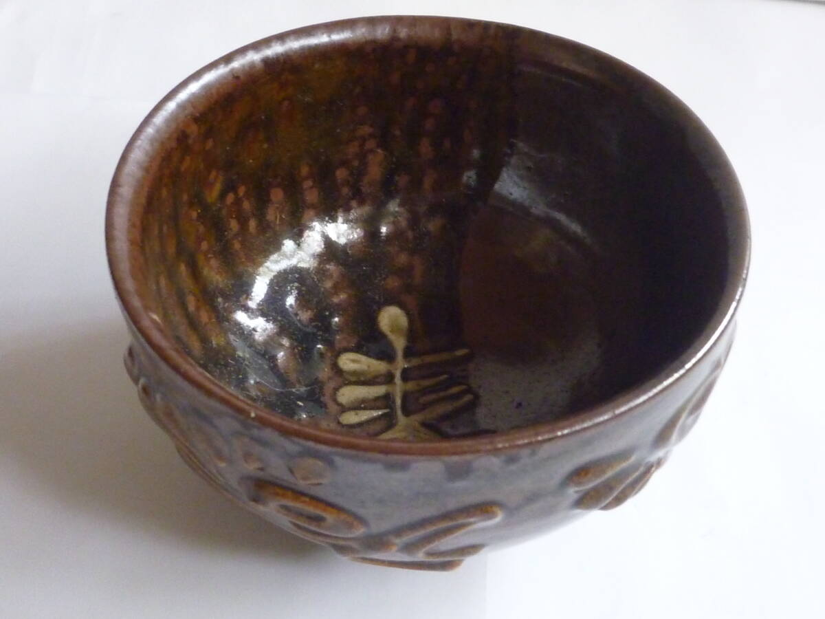 壺屋焼 古琉球 涌田マカイ 陽刻草花文茶碗 茶道具 沖縄 琉球 壺屋焼 古琉球 涌田マカイ 陽刻草花文茶碗 茶道具 沖縄 琉球