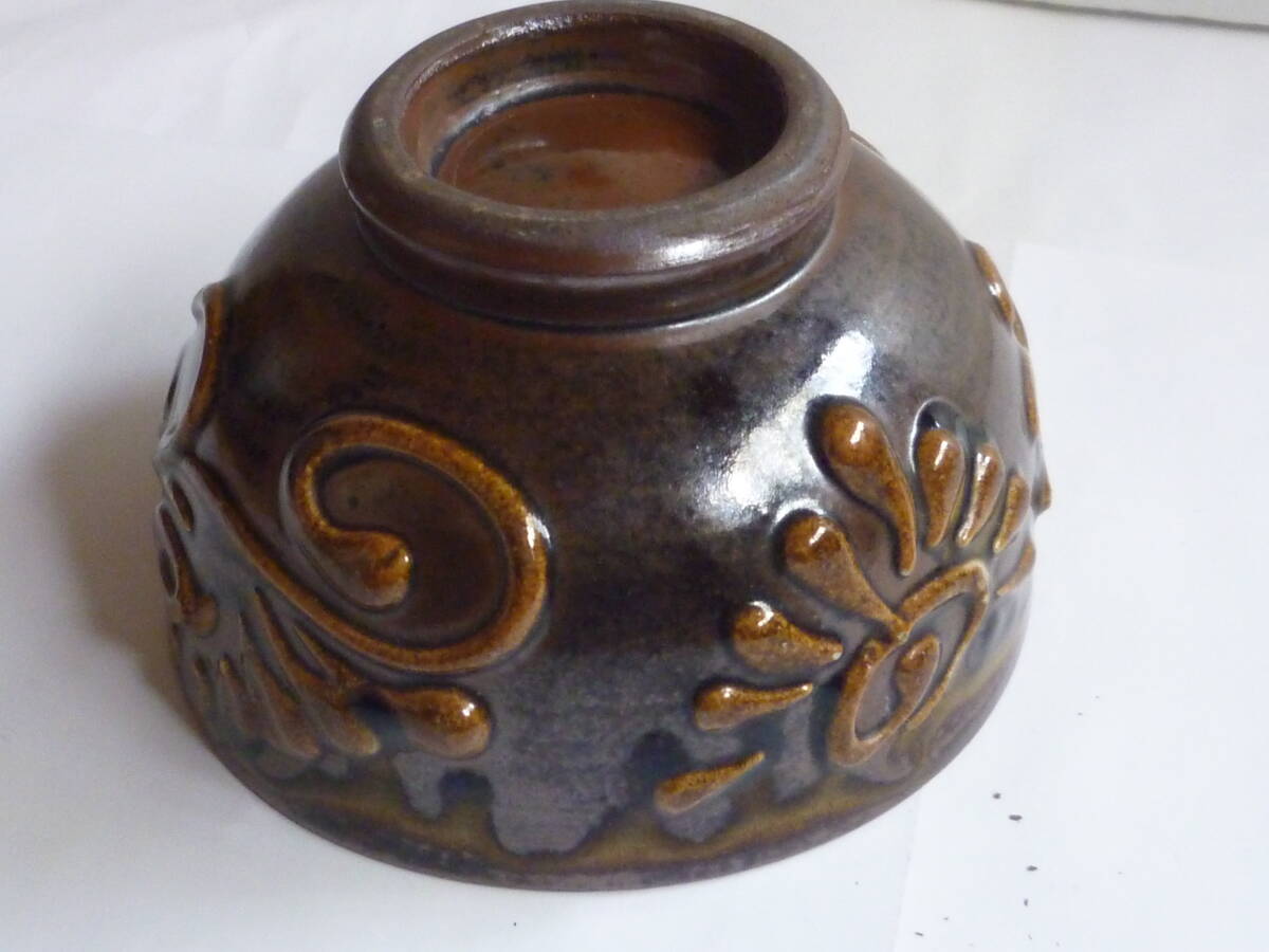 壺屋焼 古琉球 涌田マカイ 陽刻草花文茶碗 茶道具 沖縄 琉球 壺屋焼 古琉球 涌田マカイ 陽刻草花文茶碗 茶道具 沖縄 琉球