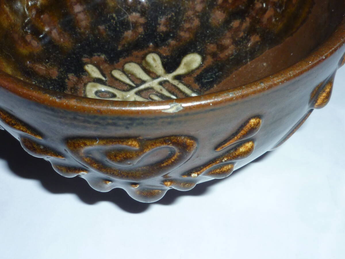 壺屋焼 古琉球 涌田マカイ 陽刻草花文茶碗 茶道具 沖縄 琉球 壺屋焼 古琉球 涌田マカイ 陽刻草花文茶碗 茶道具 沖縄 琉球