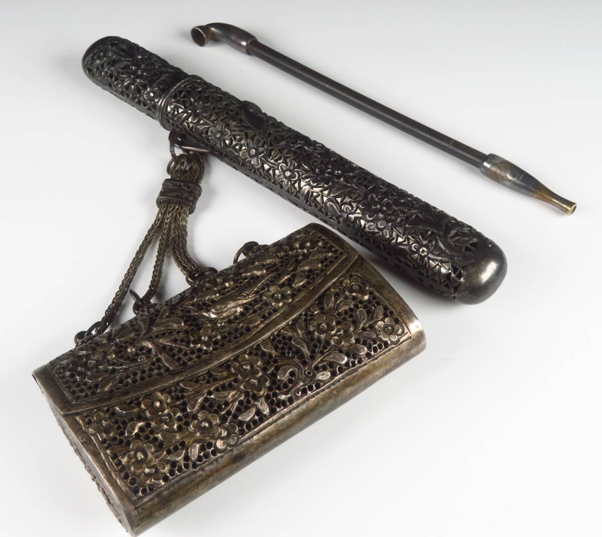 お得，高品質 【賀】細密彫刻 煙管入 銀細工煙管 煙草道具