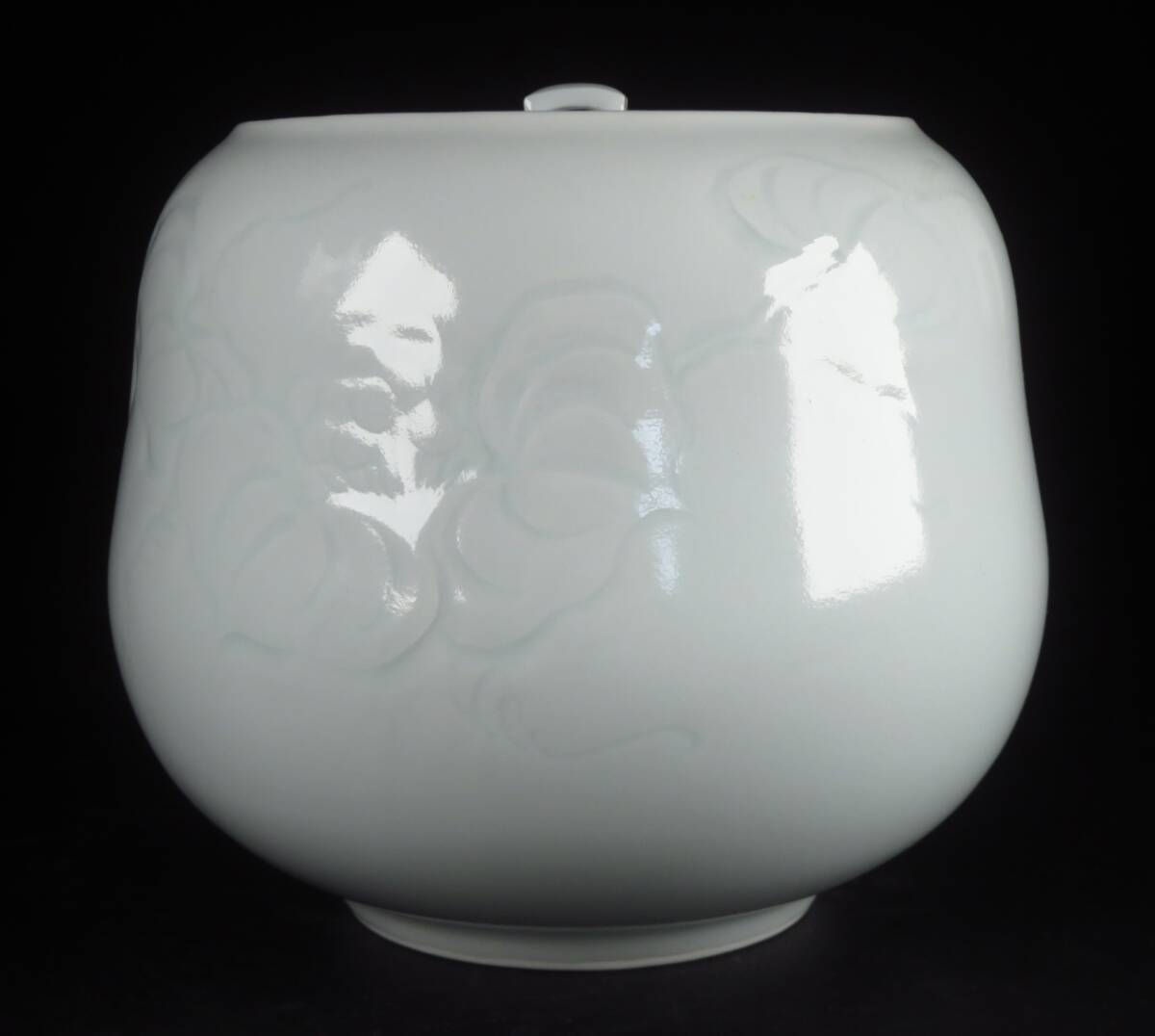 SAKURAYA】【青白磁牡丹彫水指/日本工芸会正会員 肥蝶山 樋渡陶 SAKURAYA】【青白磁牡丹彫水指/日本工芸会正会員 肥蝶山 樋渡陶